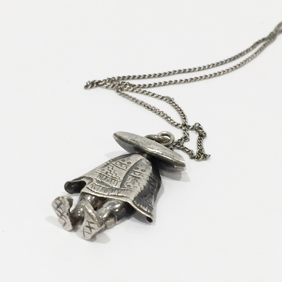 Sterling Silver vintage sombrero poncho man pendant necklace - Picture 3 of 10